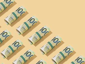 100-Euro-Scheine gerollt