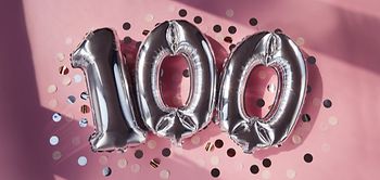 100 Luftballons silber rosa Hintergrund Konfetti