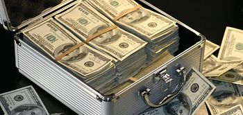 100-US-Dollar-Scheine in einem silbernen Koffer