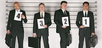 Männer mit Zahlen bei Gegenüberstellung bei der Polizei