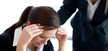 2 Frauen, eine verzweifelt