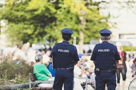 2 Polizisten in der Fußgängerzone_pixabay