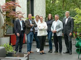 29. Brandenburger Hofgespräch Teilnehmer Gruppenbild draußen