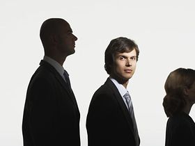 3 Anzugträger im Profil, Schatten