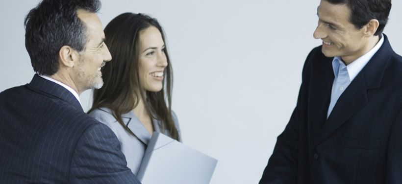 3 Business-Leute begrüßen sich