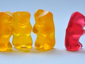 3 gelbe Gummibärchen, 1 rotes Gummibärchen