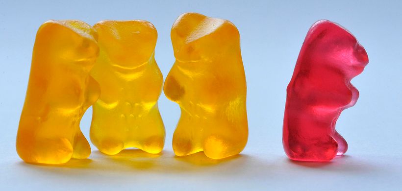 3 gelbe Gummibärchen, 1 rotes Gummibärchen