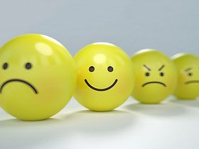 3 unglückliche, 1 lächelnder Smiley 