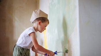 Innenbereich Junge Person Wand Werkzeug Farbe Renovierung
