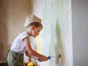 Innenbereich Junge Person Wand Werkzeug Farbe Renovierung