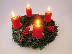 Adventskranz mit brennenden Kerzen