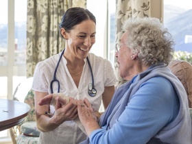 ältere Dame mit Pflegepersonal, Krankenschwester