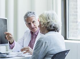 Ältere Frau und Arzt im Gespräch