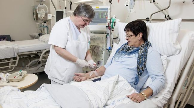 ältere Frau wird im Krankenhaus behandelt