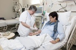 Ärztin, Krankenschwester versorgt Patientin