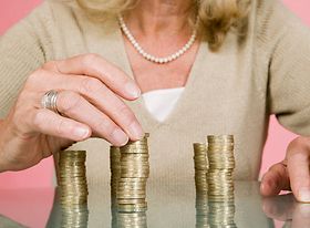 Ältere Frau zählt Geld Rentnerin