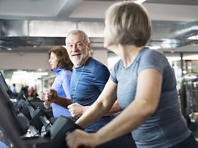 ältere Personen auf Laufband im Fitnessstudio