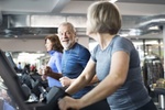 ältere Personen auf Laufband im Fitnessstudio