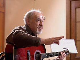 Älterer Herr spielt Gitarre