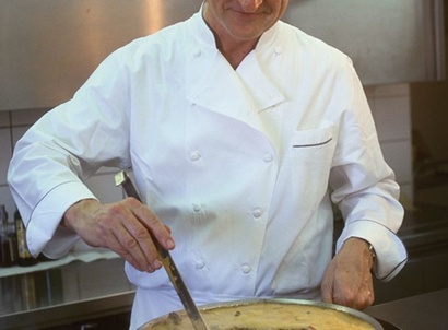 Älterer Koch rührt Suppe um (1)