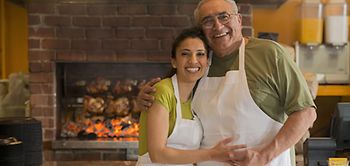 Älterer Mann hat jüngere Frau im Arm Hintergrund Restaurant Ofen