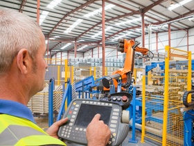 Älterer Mann mit Roboter