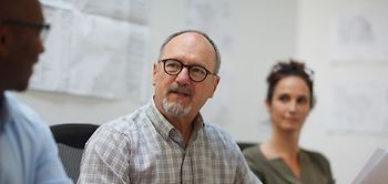 Älterer Mann spricht