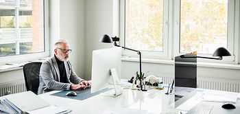 Älterer Mann vorm Pc