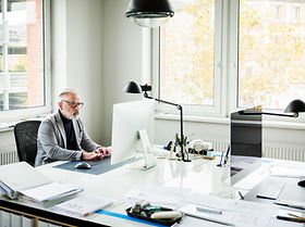 Älterer Mann vorm Pc