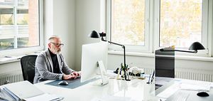 Älterer Mann vorm Pc