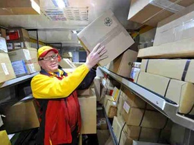 DHL Paketdienst Hochdorf , Rudolf Braun Weihnachtspakate Pakete Post