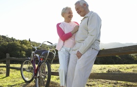 Älteres Ehepaar bei Pause auf Fahrradtour