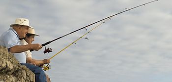 Älteres Ehepaar beim Angeln