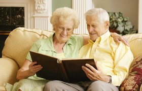 Älteres Ehepaar schaut Fotoalbum an