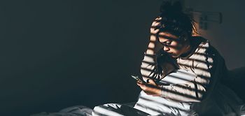 ärgerliche Frau im Bett