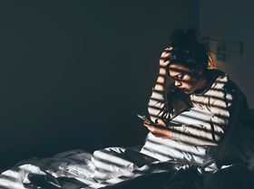 ärgerliche Frau im Bett