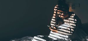 ärgerliche Frau im Bett