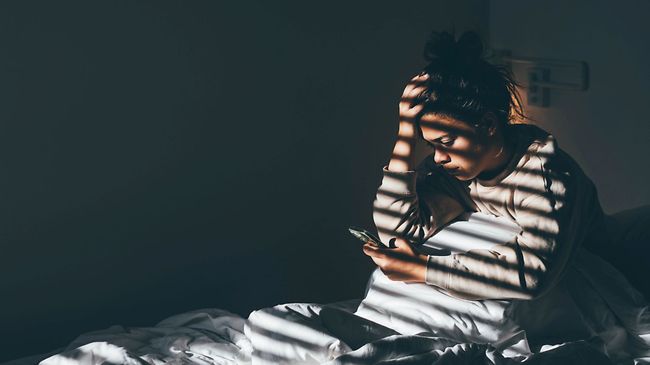 ärgerliche Frau im Bett