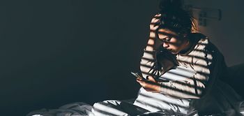 ärgerliche Frau im Bett