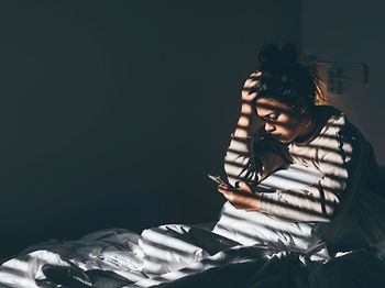ärgerliche Frau im Bett