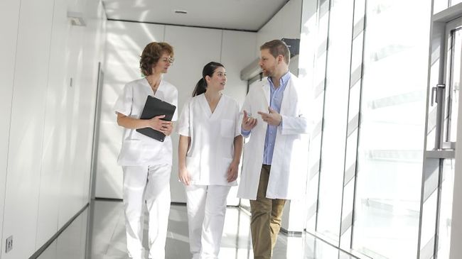 Ärzte und Krankenpfleger besprechen sich auf dem Gang