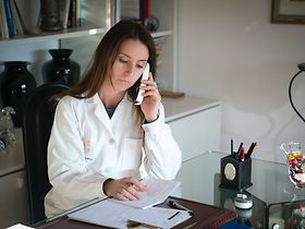 Ärztin am Telefon