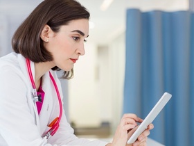Ärztin mit Tablet