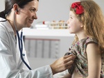 Ärztin untersucht kleines Mädchen