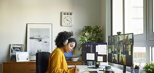 Businessfrau schreibt im HomeOffice