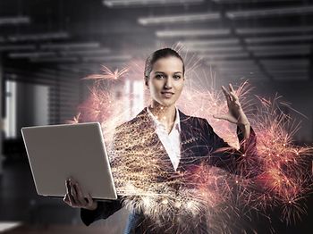 AI KI Künstliche Intelligenz Frau Laptop Magie Zaubern