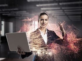 AI KI Künstliche Intelligenz Frau Laptop Magie Zaubern