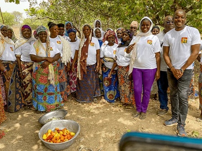 Akoua: Cashewapfel ernten in Benin