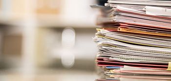 Akten Schreibtisch Aktenordner Papier Bürokratie