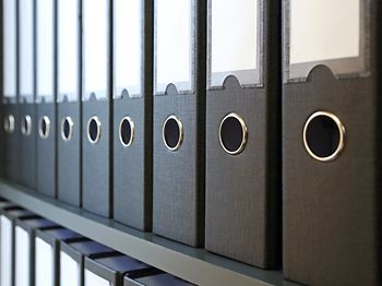 aktenordner in regalreihe im bueroarchiv